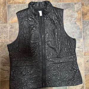Chicos Size 3 Womens Black Quilted Vest
Full Zip Pockets